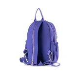 Mochila chica color lila de poliéster con múltiples bolsillos, acceso con cierre y herrajes plateados.