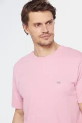 Remera manga corta color rosa con cuello redondo y logo bordado en el pecho.