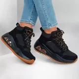 Bota deportiva Skechers Uno Peaks Street Hikes color negro, con capellada de malla textil, gamuza y material sintético. Cuenta con cordones, suela de goma con agarre, plantilla Air-Cooled Memory Foam y entresuela Skech-Air visible.