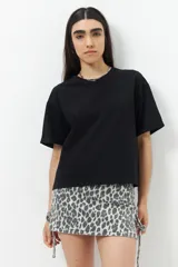 Remera de manga corta color negro, con dobladillo en las mangas y cuello redondo, confeccionada en 100% algodón.