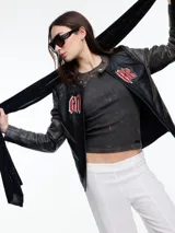 Chal color rosa de tejido liviano con brillo sutil y pequeñas lentejuelas al tono.