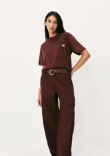 Camiseta manga corta color marrón con bolsillo en el pecho y parche con logo.