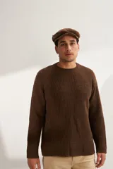 Sweater marrón de punto fantasía, de lana fina sin teñir, con terminaciones elásticas en puños y ruedo.