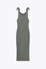 Vestido midi gris de algodón con escote recto, tirantes finos ajustables con lazos y cinturón lazado en la cintura.