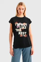 Remera negra con estampado frontal con la frase "I'm not like the rest I'm better" y labios estampados.