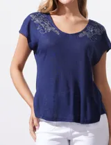 Remera azul de modal marca French Laundry, con cuello redondo y detalle de bordado floral en los hombros.