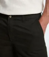 Bermuda masculina de sarga color rosado, con corte recto y bolsillos laterales.