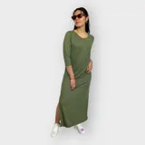 Vestido midi verde oliva de corte recto, con mangas 3/4, escote redondo y tajo lateral hasta la rodilla.
