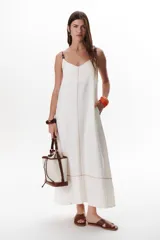 Vestido largo color azul, con breteles finos y corte evasé.