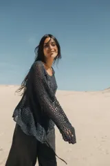 Sweater de lino azul marino, tejido a mano con diseño de patchwork de cables, silueta holgada, manga larga, cuello a la base y largo a la cadera.