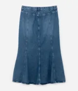 Pollera midi de jeans azul, corte sirena, con cintura elástica, trabillas, bolsillos laterales y recortes verticales.
