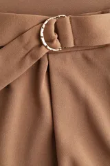 Pantalón sastrero marrón de punto con tiro alto, elástico oculto en la cintura, cierre decorativo, cinturón cosido con anillas en D de metal en un lateral y piernas ajustadas con pinzas para estilizar la silueta.