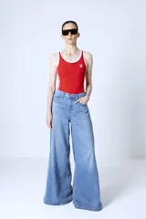 Pantalón de jean celeste de pierna ancha y tiro alto.