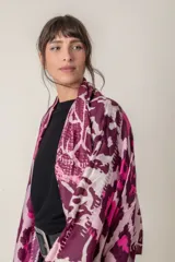 Pañuelo rectangular color fucsia con diversos diseños de animal print, confeccionado en 100% viscosa.