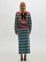 Cardigan de algodón con estampado de rombos en tonos marrón, beige y azul. Tiene cuello camisero, cierre frontal con botones azules y calce suelto.