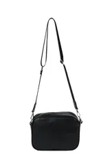 Bandolera negra con correa ajustable y textura simil cuero de cocodrilo.