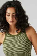Musculosa verde oliva con rayas horizontales blancas, cuello redondo y sisas con ribete.