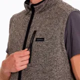 Chaleco de polar color gris jaspeado con cierre frontal, cuello alto, bolsillo en el pecho con cierre y bolsillos laterales con interior de polar.