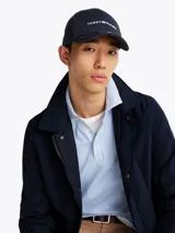 Gorra de béisbol azul marino de algodón con logo de Tommy Hilfiger bordado en blanco en el frente y detalle distintivo en la visera. Ajuste con hebilla metálica en la parte trasera.