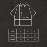 Remera negra de algodón, corte cuadrado y holgado, estilo boxy fit, cuello redondo y mangas cortas.