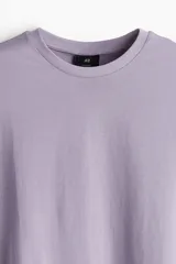 Remera lila de algodón de corte estándar con cuello redondo ribeteado y bajo recto.