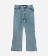 Pantalón de jean celeste con lavado dirty, corte flare, cintura fija con trabillas, cierre con botón y cremallera, y bolsillos.