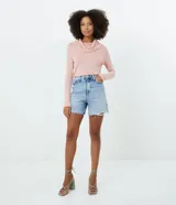 Blusa negra de viscosa con cuello ancho y mangas largas.
