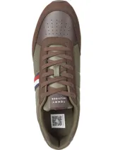 Zapatillas Tommy Hilfiger de hombre, estilo running, en color verde oliva con detalles en marrón y suela blanca. Presentan una franja lateral con los colores de la marca (azul, blanco y rojo).