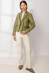 Chaqueta de cuero ovino color verde oliva, con cierre asimétrico y detalles de costuras en hombros y mangas.