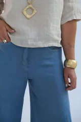 Pantalón palazzo celeste de lino.