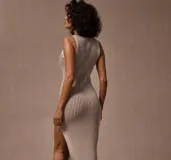 Vestido midi de punto acanalado, color beige con rayas verticales marrones, escote en V y abertura lateral.