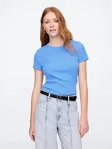Remera celeste de tejido rib con cuello redondo y mangas cortas.