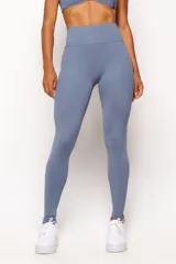 Calza larga de tiro alto color celeste, confeccionada en poliamida y elastano, con diseño sin costuras en la parte delantera.