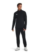 Buzo deportivo Under Armour Challenger de hombre, color naranja con paneles laterales en gris oscuro, cuello alto con cierre de cremallera corto, mangas largas con orificios para los pulgares y logo de la marca estampado en el pecho.