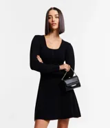 Vestido corto negro de punto con escote cuadrado y mangas largas.