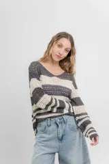 Sweater tejido calado a rayas horizontales anchas en color gris oscuro y crudo, con escote en V y corte recto.