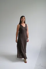 Vestido largo marrón chocolate, sin mangas y con escote en V.
