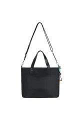 Bolso negro tipo tote con doble asa corta y correa larga regulable. Incluye llavero con cuentas de colores.