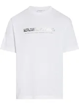 Remera blanca de algodón con cuello redondo y mangas cortas. Presenta un logotipo lineal de Calvin Klein en el pecho.