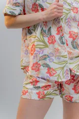 Conjunto de pijama de algodón a rayas verticales rosas y blancas, con detalles en celeste. Incluye camisa de manga corta con botones y bolsillo en el pecho, y shorts con cintura elástica.