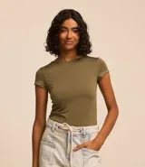 Blusa verde militar de poliéster y elastano, con cuello redondo, manga corta y espalda descubierta con tres tiras horizontales.