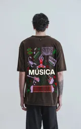 Remera negra de algodón con cuello redondo y calce oversize. Estampado en el frente con motivos musicales y la palabra "Música" en blanco.