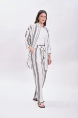 Pantalón de algodón a rayas verticales en color crudo, corte recto con lazo en la cintura.