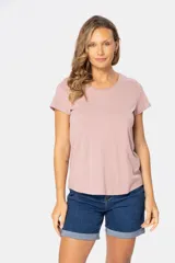 Remera de manga corta con cuello redondo, confeccionada en tejido suave de color celeste jaspeado.