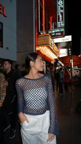 Buzo tejido a mano en crochet con hilado de seda color azul.