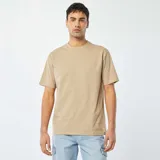 Remera beige de corte recto y cuello redondo.