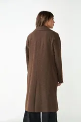 Tapado marrón de lana con cuello con solapa, manga larga, forrado, con bolsillos y cierre frontal con botones.