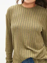 Remera negra de manga larga con textura acanalada.