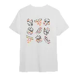 Remera blanca de algodón con cuello redondo y mangas cortas. Estampado en el pecho de una porción de pizza con contorno negro y relleno en amarillo y rojo.