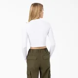 Remera blanca de algodón, corte crop, manga larga y logo de Dickies bordado en el pecho.
